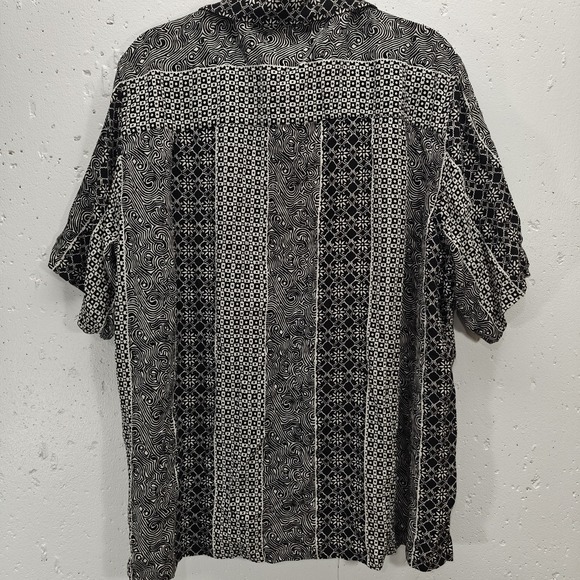 Claiborne Mens Silk Shirt XL Black‎ + White Geometric Short Sleeve Button Up - Picture 5 of 5